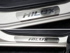 Накладки на пороги (лист шлифованный надпись Hilux)